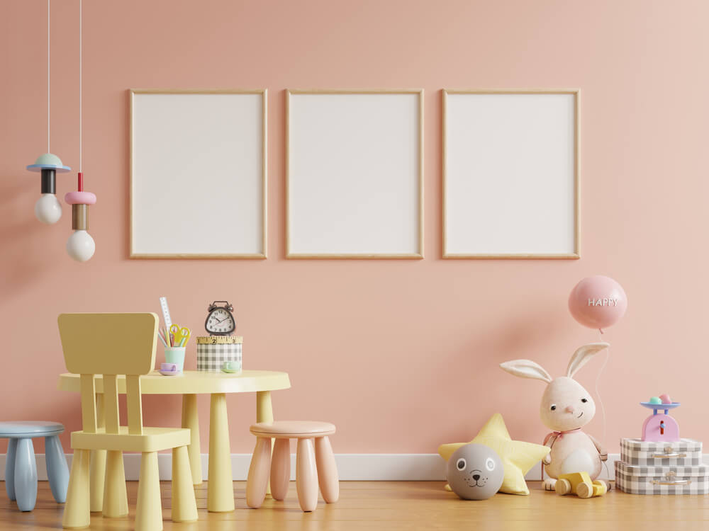 quarto de criança com paredes rosa e piso de madeira