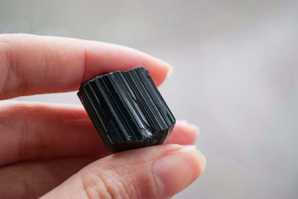 Imagem de uma pedra turmalina negra.