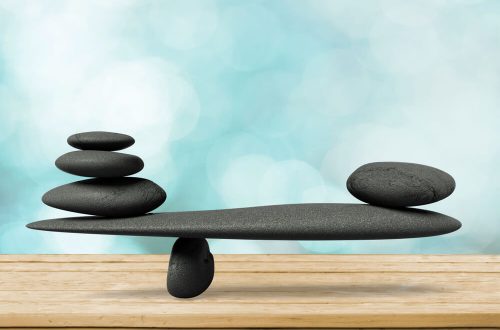 Imagem de pedras representando o equilíbrio.