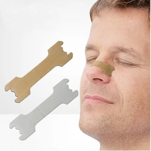 um homem com um protetor nasal na frente do nariz