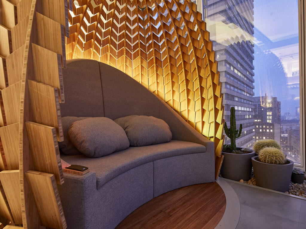 sofá revestido com estrutura de madeira