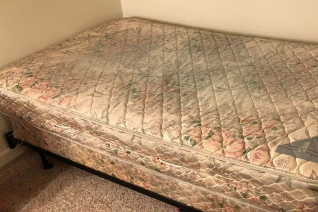 uma cama com colchão em cima
