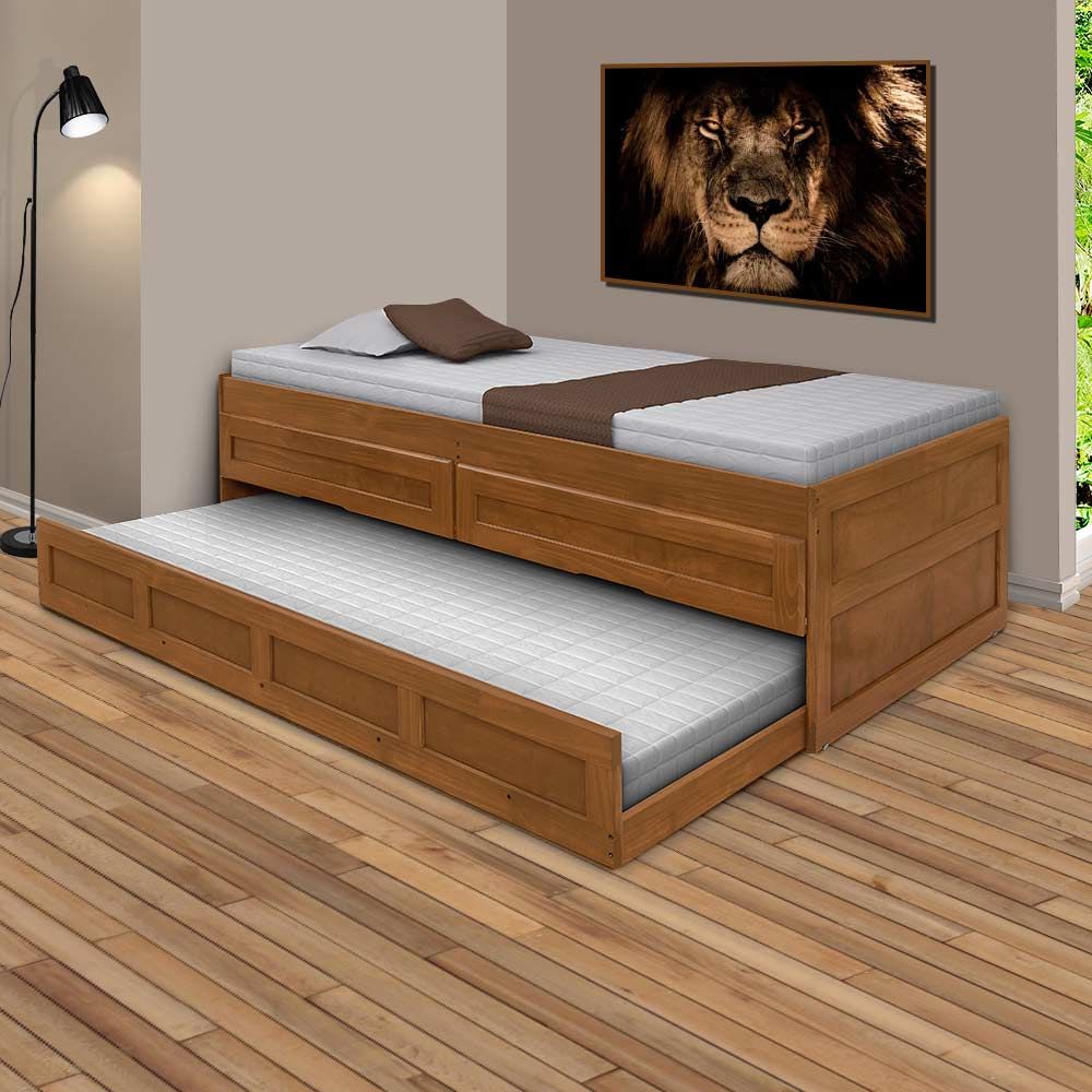 um quarto com uma cama e uma pintura de leão na parede
