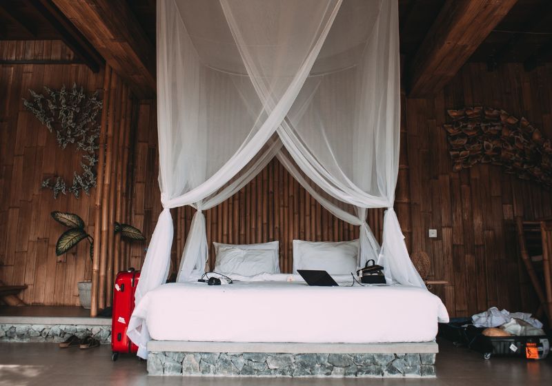 cama branca em um quarto de bambu