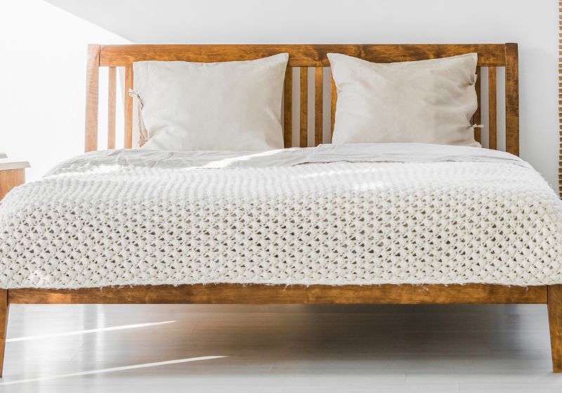 cama de madeira com detalhes brancos