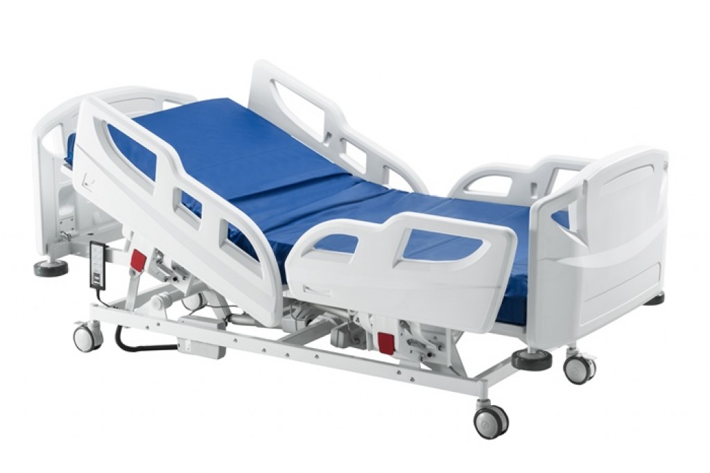 uma cama de hospital com rodas e trilhos