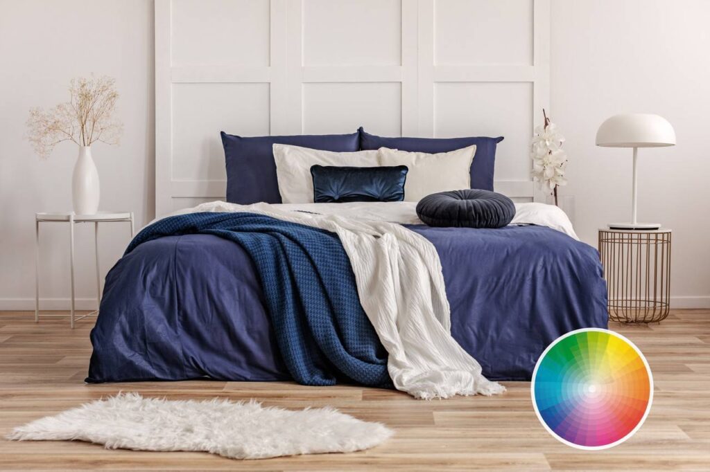 uma cama com uma paleta de cores de azul escuro com branco