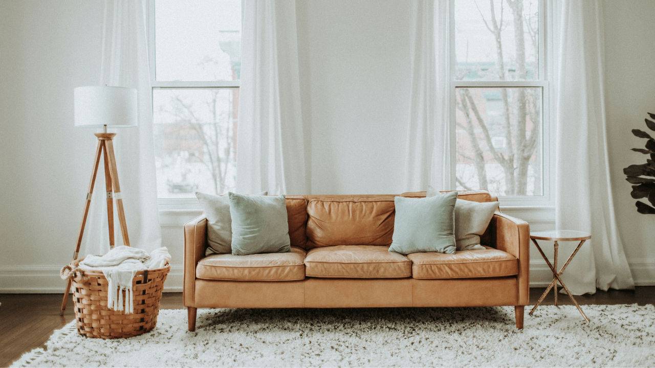 uma sala com sofá e tapete