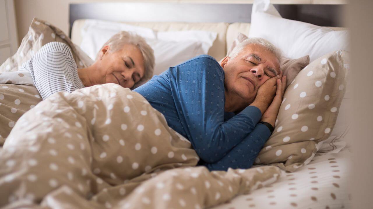 casal de idosos dormindo juntos