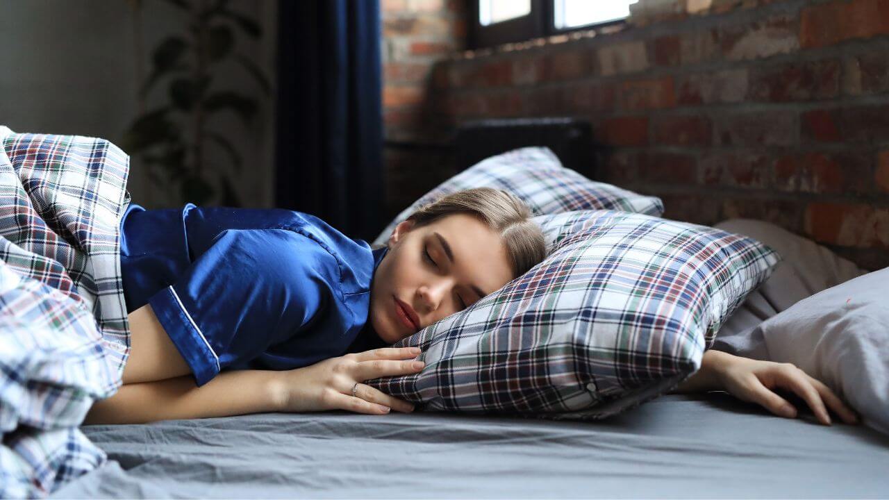 mulher dormindo de bruço em travesseiro