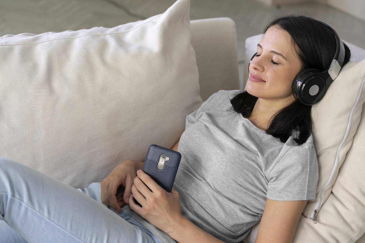 mulher jovem ouvindo musica em casa