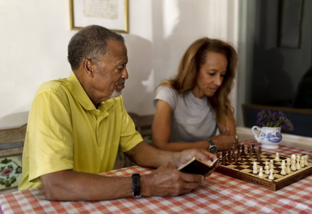homem e mulher felizes jogando xadrez